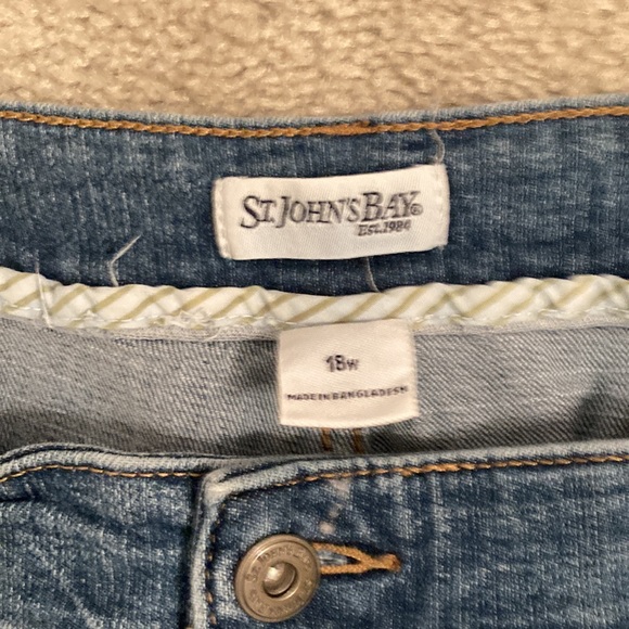 St. John’s Bay Jean Capris - Picture 2 of 3